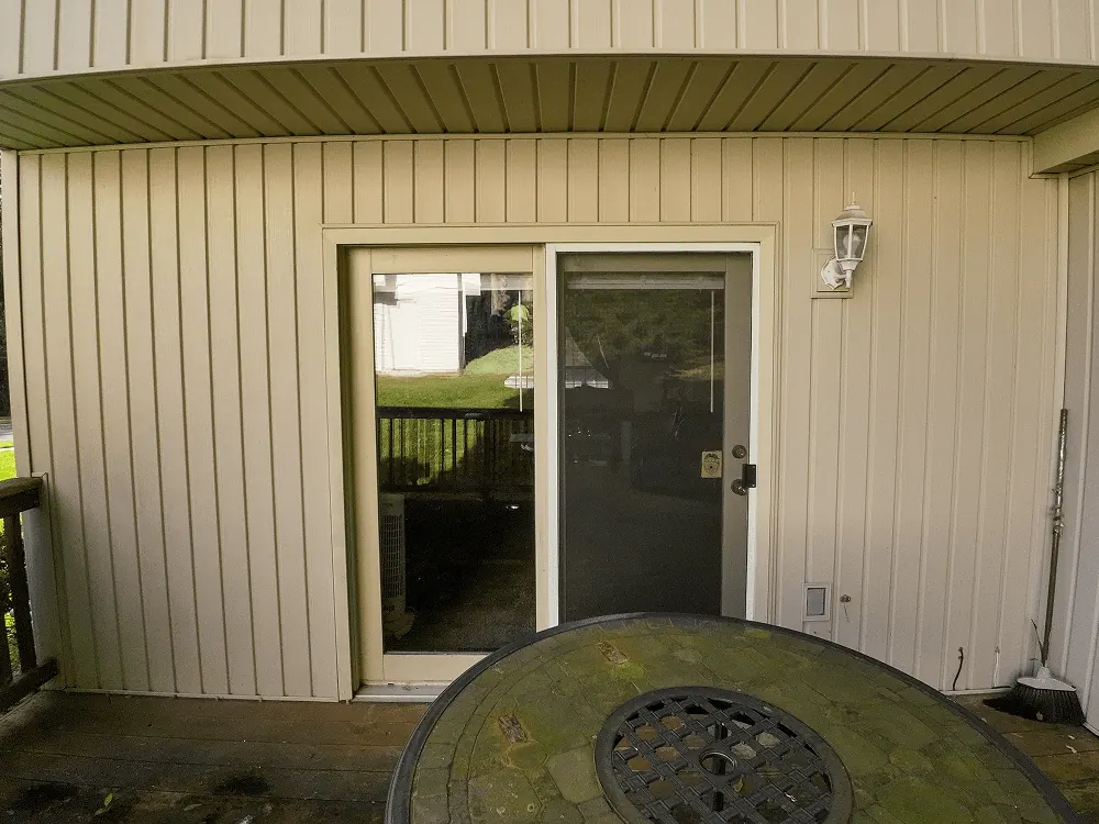 Entry door before replacement